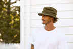 Sombreros Conner Hats Hiker Bucket Hat Olive, puesto por modelo masculino