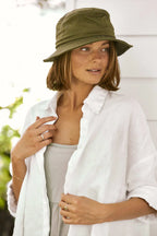 Sombreros Conner Hats Hiker Bucket Hat Olive, puesto por modelo femenino