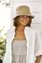 Sombreros Conner Hats Hiker Bucket Hat  Dark Khaki, modelo femenina usando el sombrero