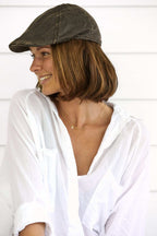 Gorro Conner Hats Merrik Cotton Newsboy Cap Negro, gorro por modelo femenino, primer plano del rostro