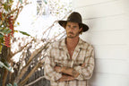 Sombreros Conner Hats Northern Front Oilskin Hat, puesto por modelo, retrato