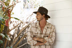 Sombreros Conner Hats Northern Front Oilskin Hat, puesto por modelo, retrato de perfil