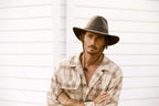 Sombreros Conner Hats Tracker Cotton Outback Hat Café, sombrero por modelo masculino, en uso