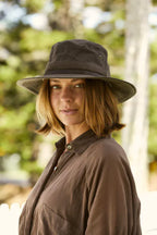 Sombreros Conner Hats Portland Waxed Cotton Rain Hat Café, puesto por modelo femenino