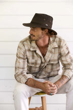 Sombreros Conner Hats Portland Waxed Cotton Rain Hat Café, puesto por modelo masculino