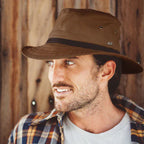 Sombreros Conner Hats Portland Waxed Cotton Rain Hat Café Claro, puesto por modelo masculino, primer plano