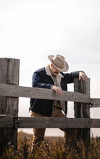 Sombreros Conner Hats ULURU OUTBACK WOOL HAT, puesto por modelo masculino, en uso, imagen de estilo de vida