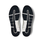 Zapatillas On Running THE ROGER Advantage 1 M White | Midnight, par en perspectiva, vista de la suela