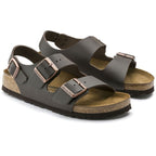 Sandalias Birkenstock Milano Dark Brown, par completo en tres cuartos