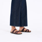 Sandalia Birkenstock Franca Oiled Leather Zinfandel, calzado por modelo femenino, primer plano del pie (1)