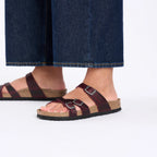 Sandalia Birkenstock Franca Oiled Leather Zinfandel, calzado por modelo femenino, primer plano del pie (2)