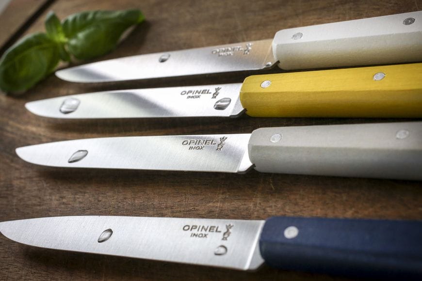 Box 4 cuchillos de mesa Opinel N°125 - vista 2, detalle de las hojas y mangos de colores