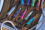 Cuchillo Opinel Trekking N°06 Turquesa - vista 3, gama de colores sobre madera
