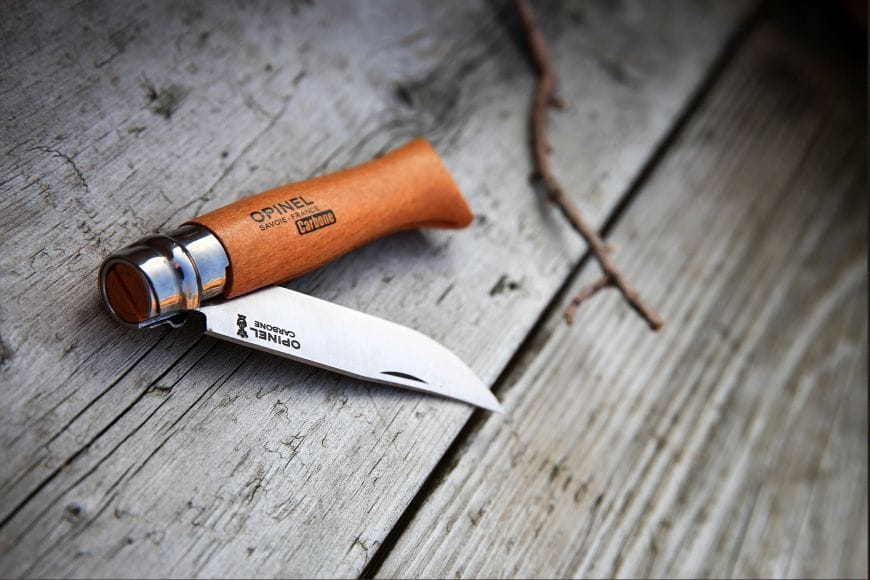 Cuchillo Opinel N°8 Carbon Steel - vista 2, vista abierta de la hoja sobre madera