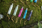 Cuchillo Opinel Trekking N°06 Morado - vista 4, varios cuchillos sobre musgo, estilo de vida