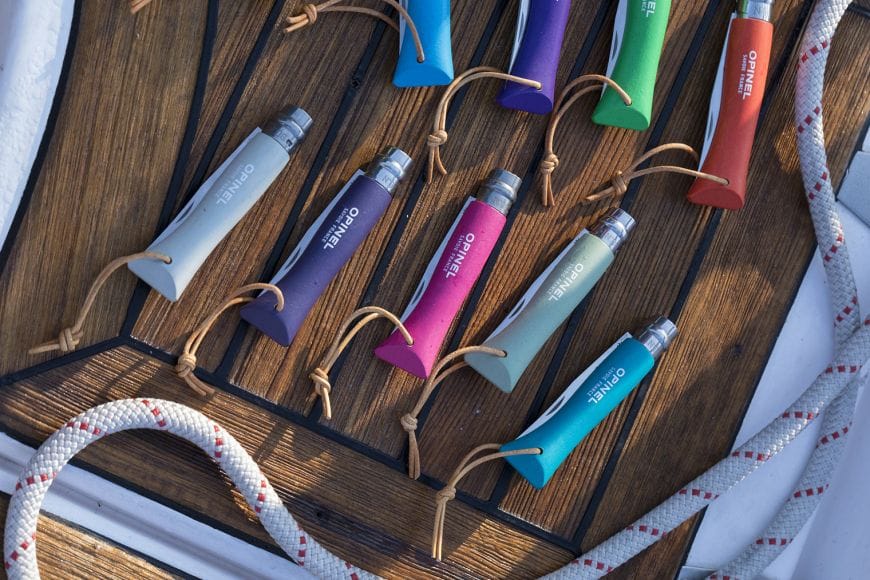 Cuchillo Opinel Trekking N°06 Morado - vista 2, varios cuchillos de colores colgados, estilo de vida
