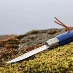 Cuchillo Opinel N°8 Trekking azul con funda - vista 2, detalle de la hoja abierta al aire libre