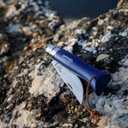 Cuchillo Opinel N°8 Trekking azul con funda - vista 4, detalle del mango y la hoja al aire libre
