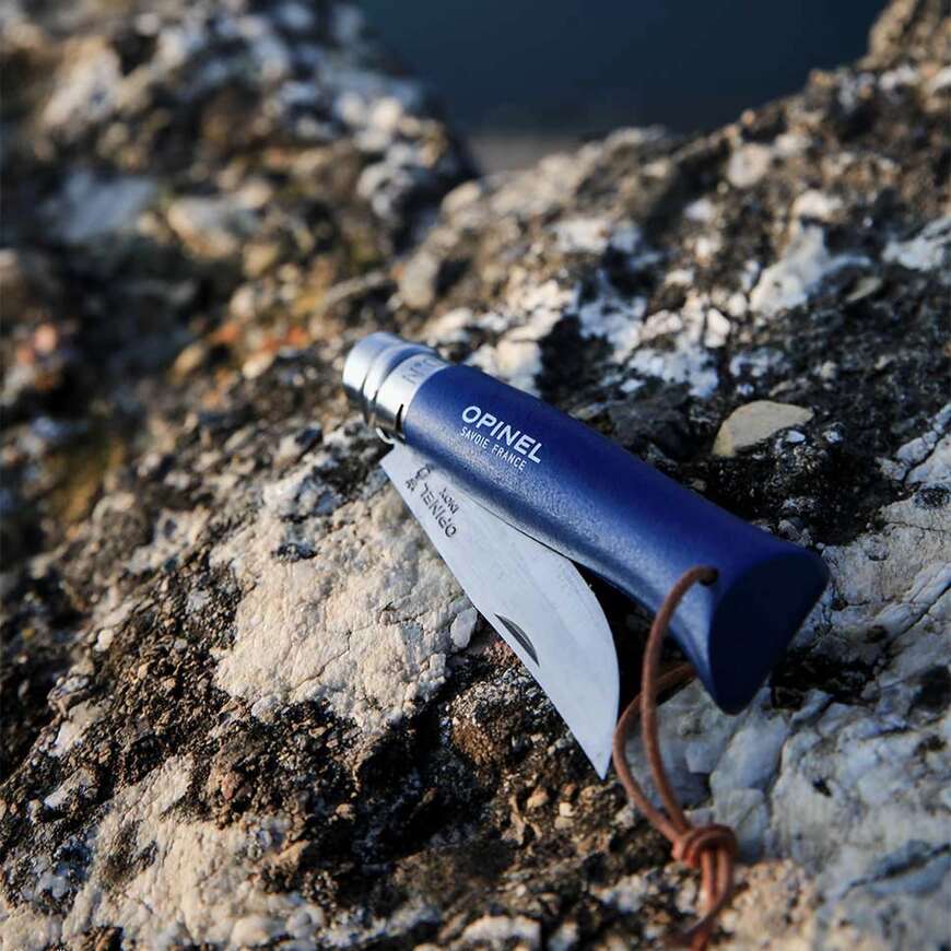 Cuchillo Opinel N°8 Trekking azul con funda - vista 4, detalle del mango y la hoja al aire libre