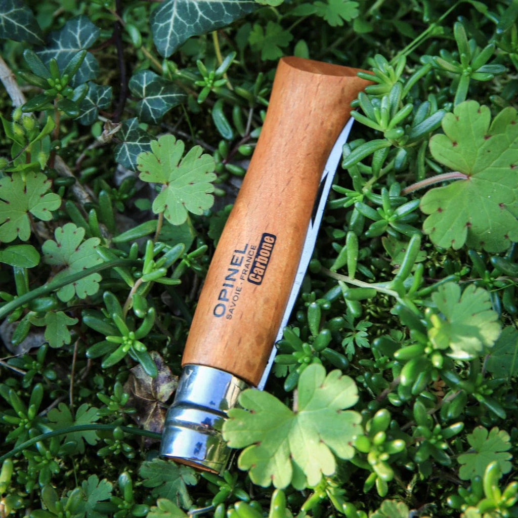 Cuchillo Opinel N°12 Carbon Steel - vista 2, detalle del mango entre plantas