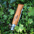 Cuchillo Opinel N°12 Carbon Steel - vista 2, detalle del mango entre plantas