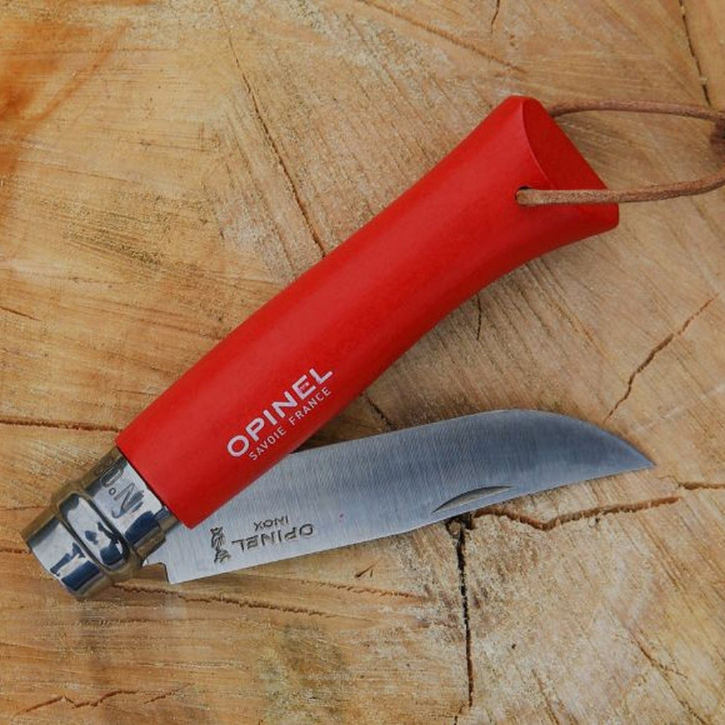 Cuchillo Opinel Trekking N°8 Rojo - vista 2, cuchillo cerrado sobre tronco de madera