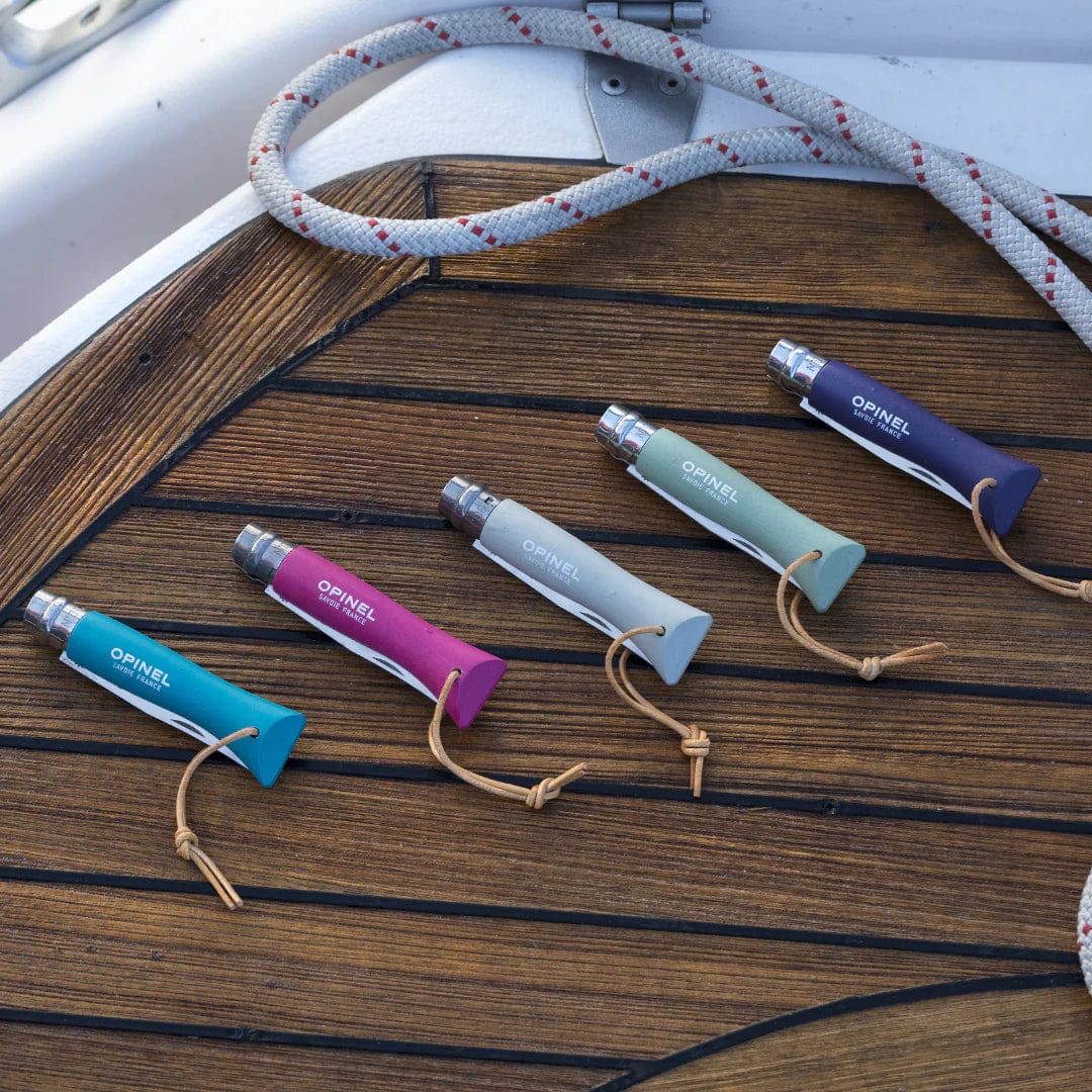 Cuchillo Opinel Trekking N°06 Strawberry - vista 2, varios cuchillos de colores en exhibicion