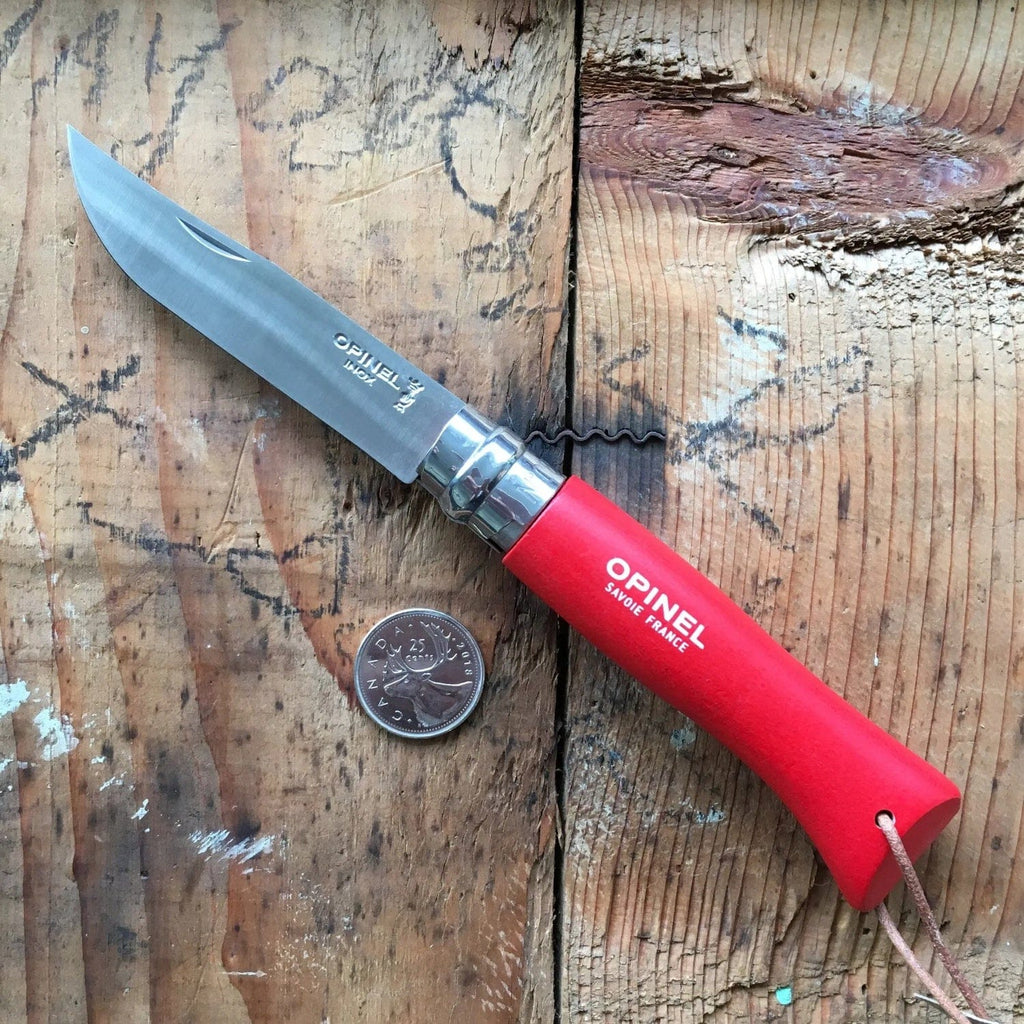 Cuchillo Opinel Trekking N°8 Rojo - vista 4, detalle de la hoja con moneda de referencia