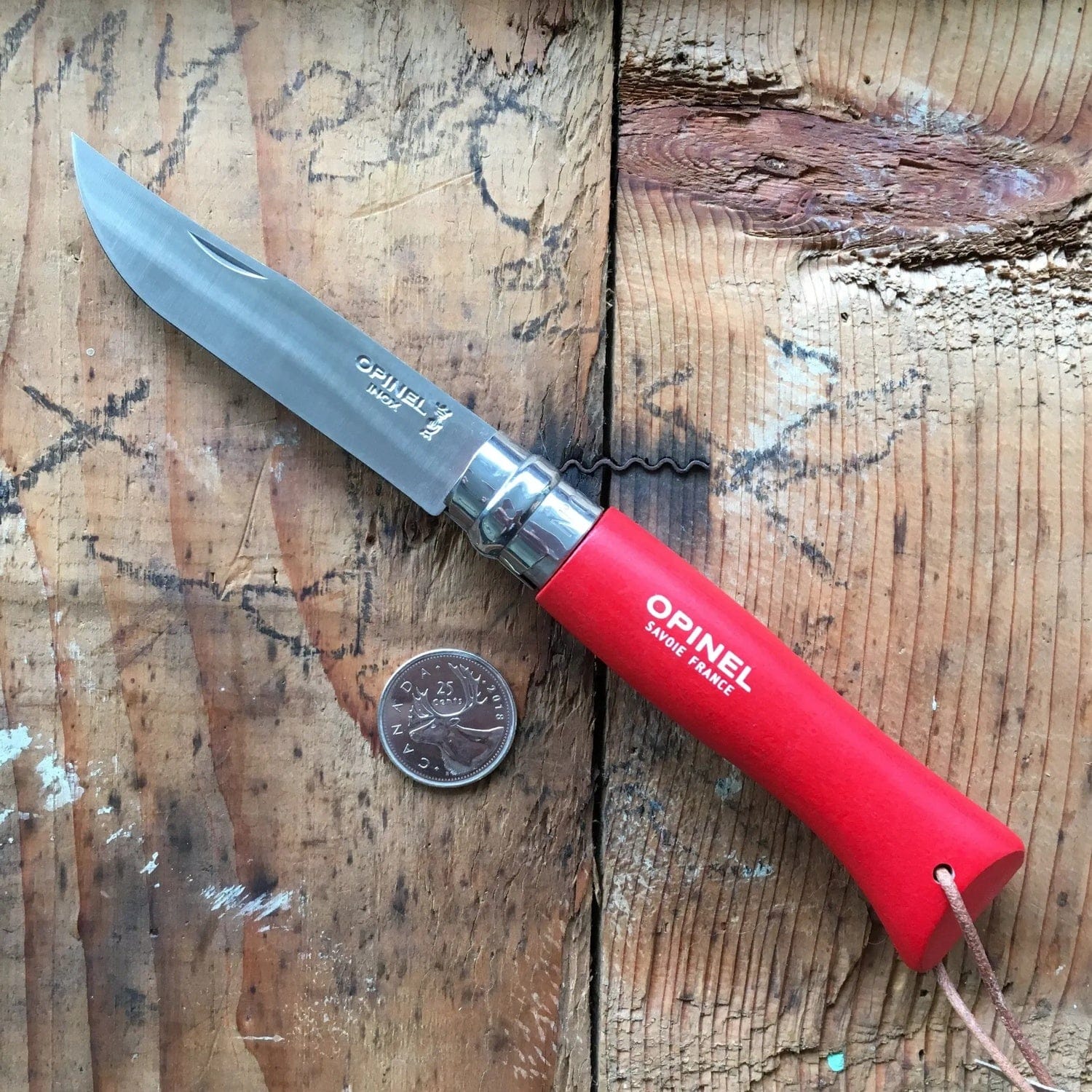 Cuchillo Opinel Trekking N°8 Rojo - vista 4, detalle de la hoja con moneda de referencia