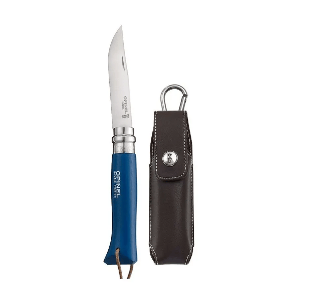 Cuchillo Opinel N°8 Trekking azul con funda - vista 5, cuchillo abierto junto a la funda de cuero