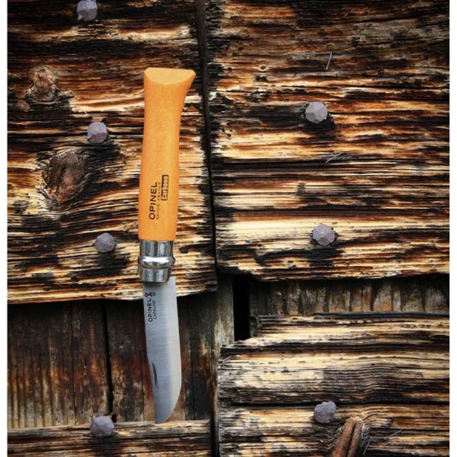 Cuchillo Opinel N°9 Carbon Steel - vista 5, cuchillo clavado en madera