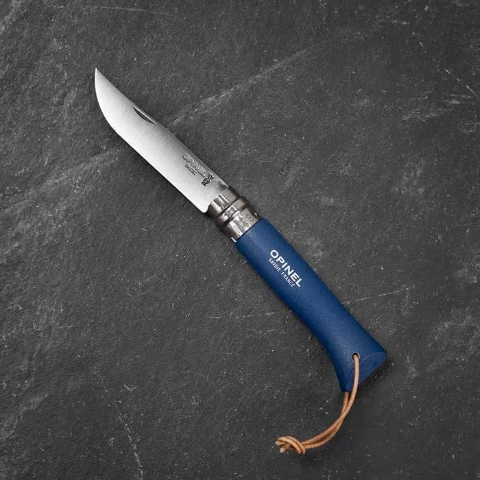Cuchillo Opinel Trekking N°8 Azul - vista 3, vista abierta de la hoja sobre pizarra, estilo de vida