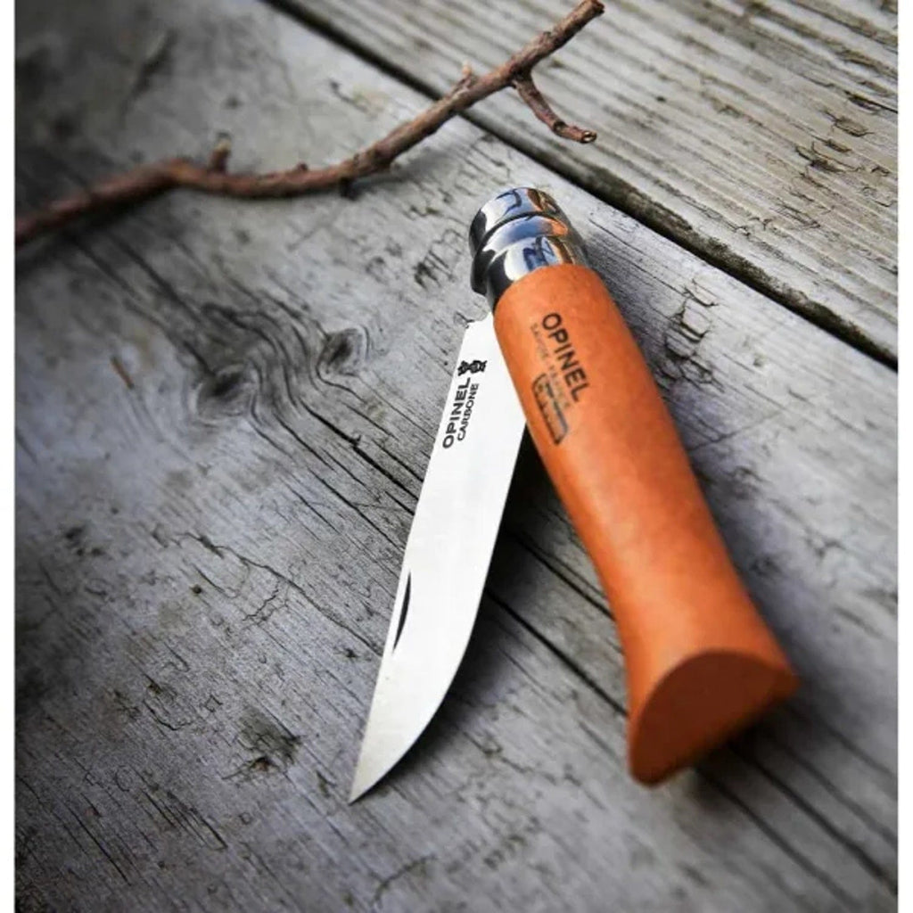 Cuchillo Opinel N°9 Carbon Steel - vista 4, cuchillo apoyado sobre madera