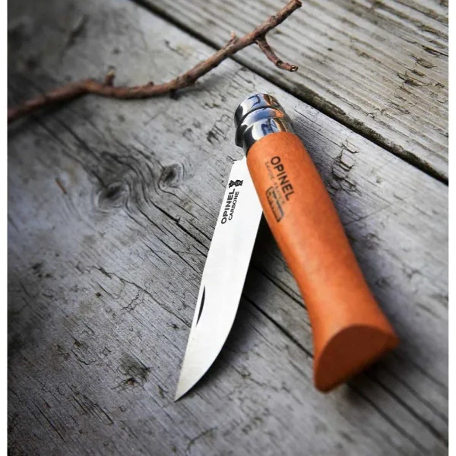 Cuchillo Opinel N°9 Carbon Steel - vista 4, cuchillo apoyado sobre madera