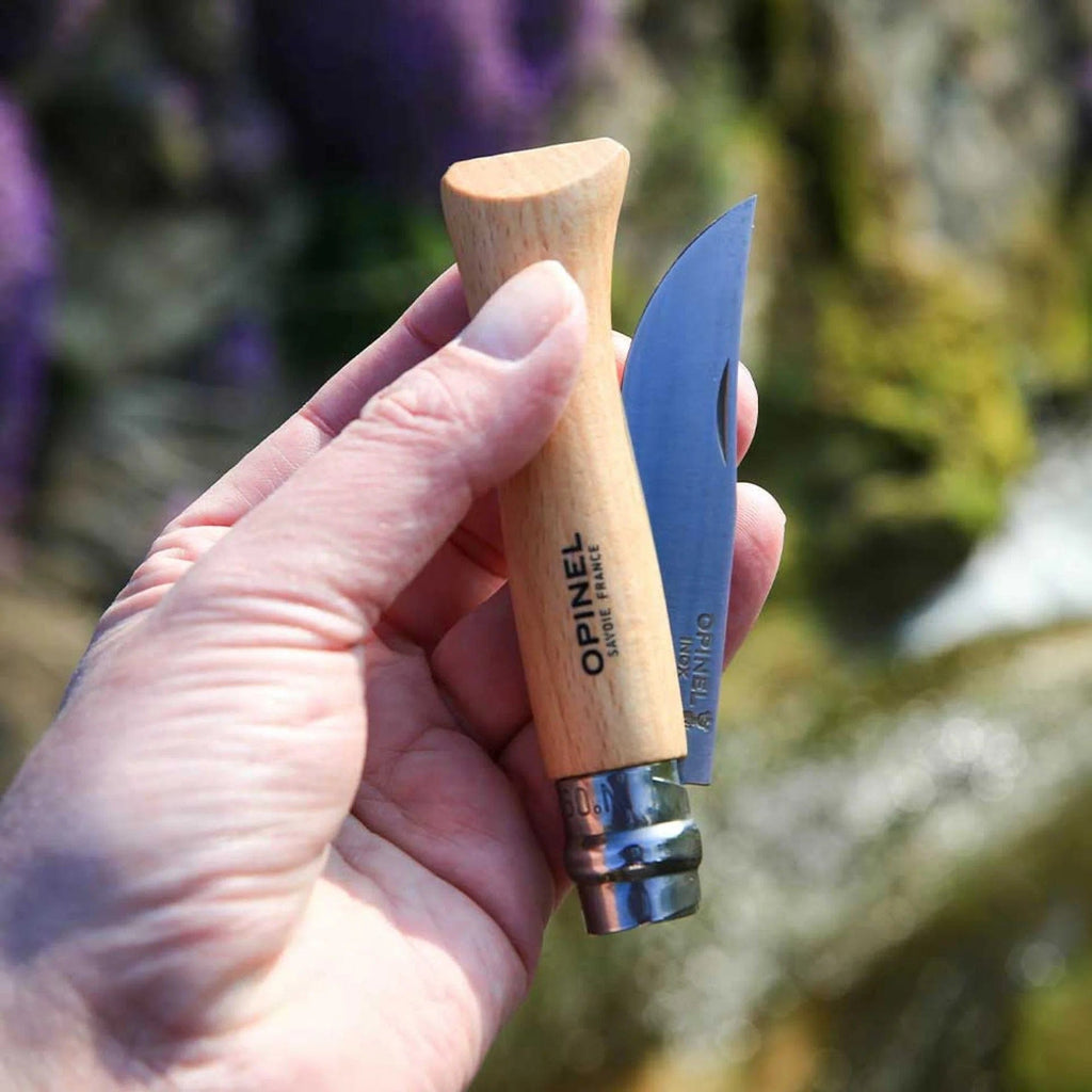 Cuchillo Opinel N°9 Stainless Steel - vista 2, cuchillo sostenido en la mano, estilo de vida