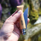 Cuchillo Opinel N°9 Stainless Steel - vista 2, cuchillo sostenido en la mano, estilo de vida