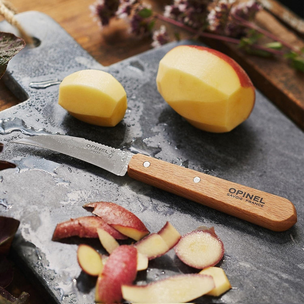 Set Les Essentiels Opinel - vista 5, detalle del cuchillo pelando papas