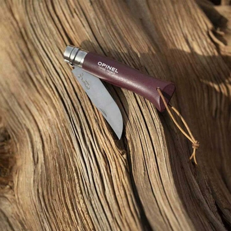 Cuchillo Opinel N°08 Granate con lazo de cuero - vista 4, cuchillo abierto sobre madera, estilo de vida