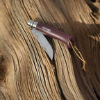 Cuchillo Opinel N°08 Granate con lazo de cuero - vista 4, cuchillo abierto sobre madera, estilo de vida