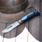 Cuchillo Opinel N°08 Outdoor Celeste - vista 2, cuchillo apoyado sobre tabla de madera