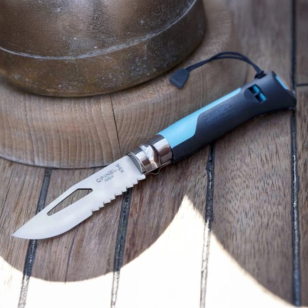 Cuchillo Opinel N°08 Outdoor Celeste - vista 2, cuchillo apoyado sobre tabla de madera