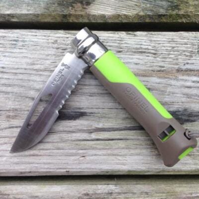 Cuchillo Opinel N°8 Outdoor Tierra/Verde - vista 2, vista abierta de la hoja sobre madera