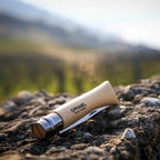 Cuchillo Opinel N°10 Stainless Steel - vista 5, cuchillo sobre roca, imagen de estilo de vida al aire libre