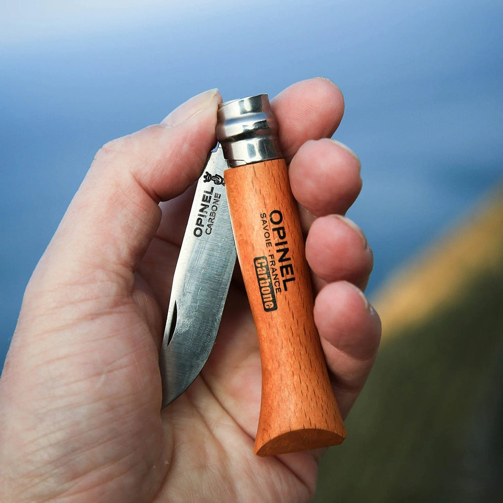 Cuchillo Opinel N°10 Carbon Steel - vista 2, cuchillo sostenido en la mano