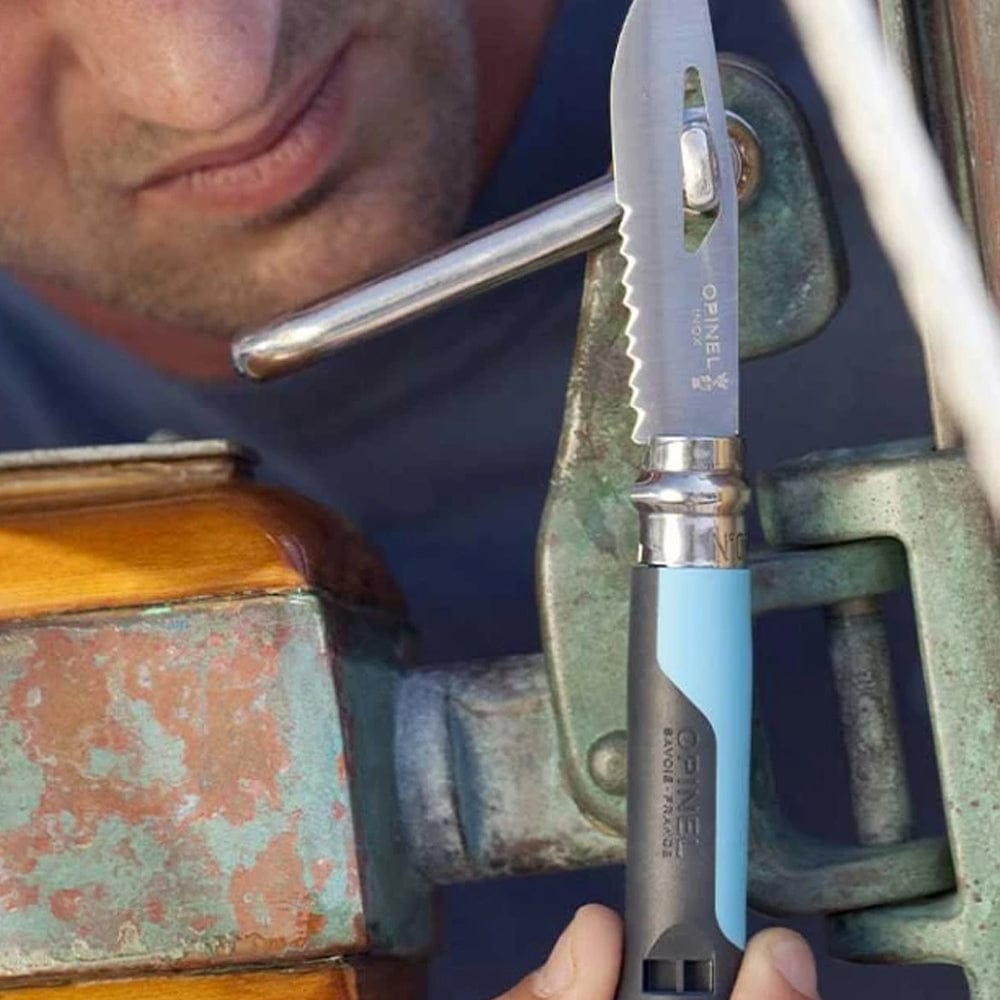 Cuchillo Opinel N°08 Outdoor Celeste - vista 4, en uso, reparando pieza metálica