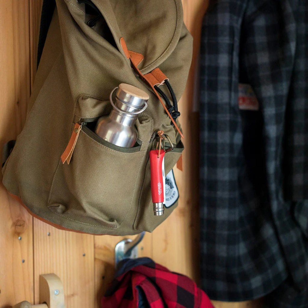 Cuchillo Opinel N°8 Trekking rojo con funda - vista 2, en uso, colgado en una mochila