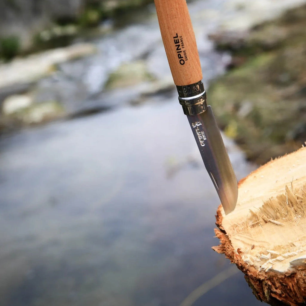 Cuchillo Opinel N°8 con funda de cuero natural - vista 8, en uso, cortando madera al aire libre