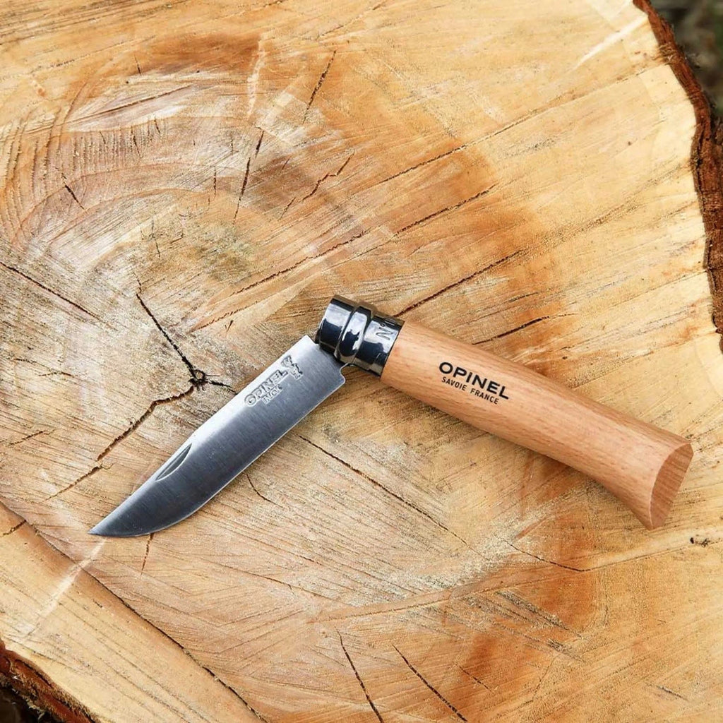Cuchillo Opinel N°8 con funda de cuero natural - vista 6, cuchillo abierto sobre tronco de madera