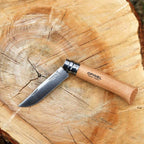 Cuchillo Opinel N°8 con funda de cuero natural - vista 6, cuchillo abierto sobre tronco de madera