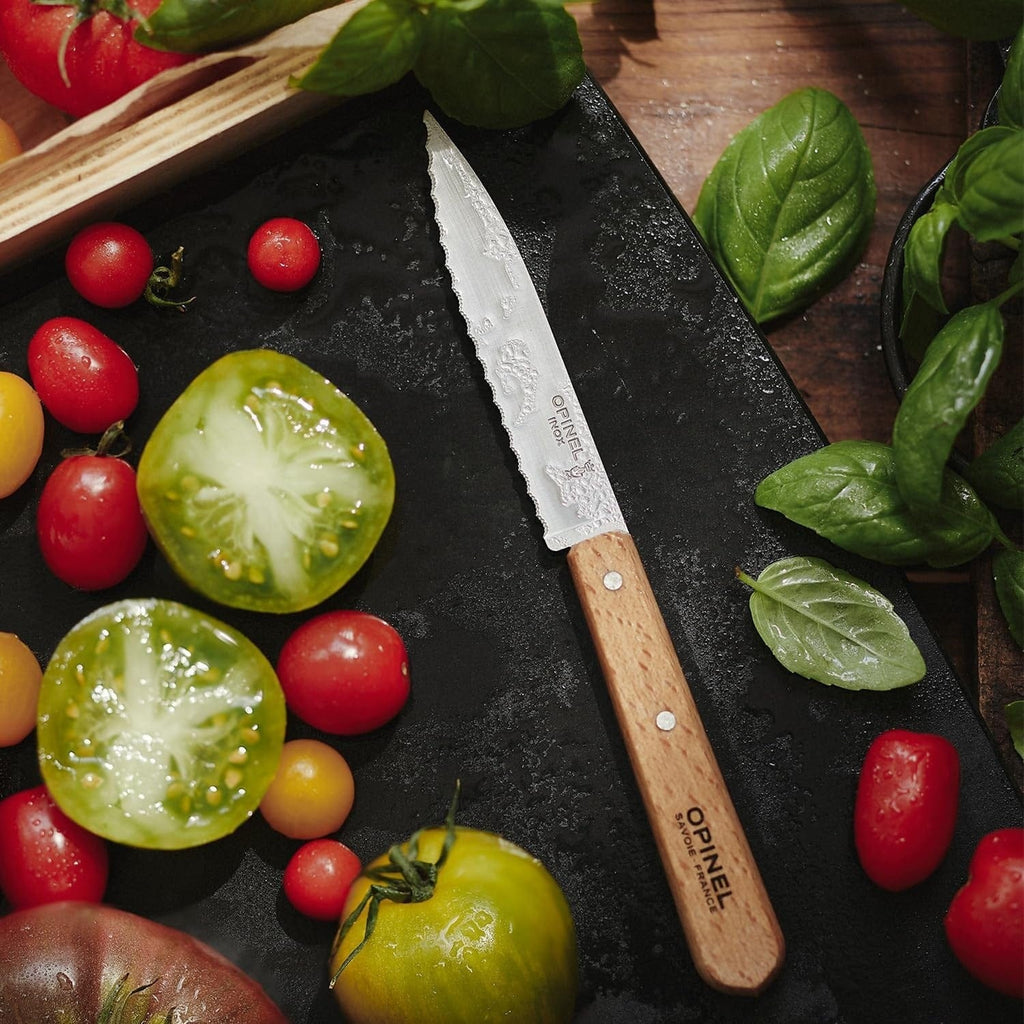 Set Les Essentiels Opinel - vista 6, detalle del cuchillo dentado con tomates